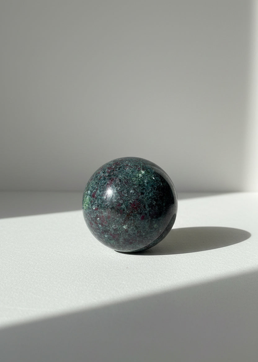 Kijanit sa rubinom (sfera)