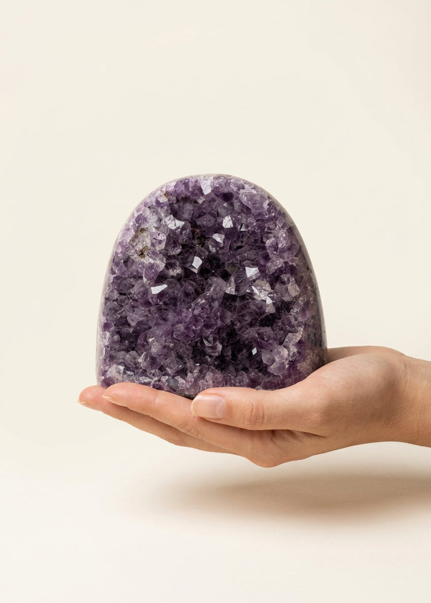 Ametist geoda zaobljene samostojeće forme sa ljubičastom kristalnom unutrašnjošću, visine 10 cm – Kristalni Vuk