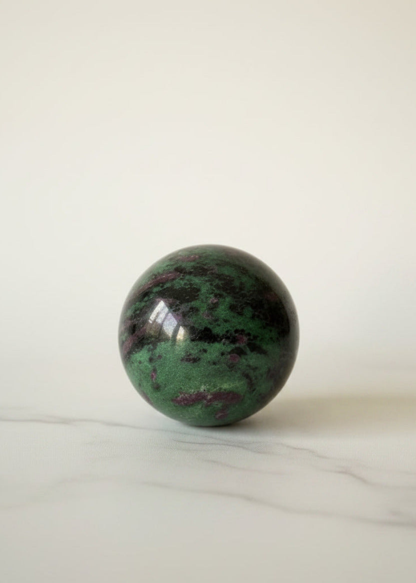 Rubin u zoisitu (sfera)
