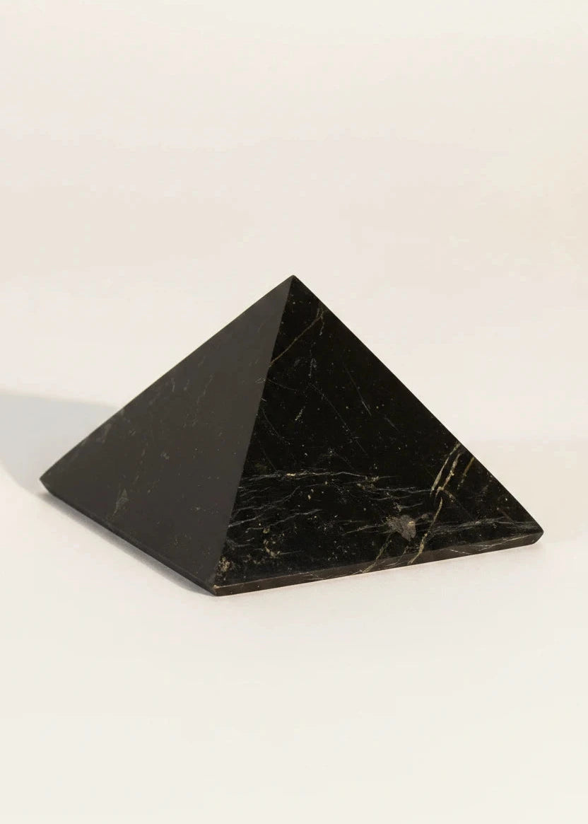 Šungit piramida | 10 cm